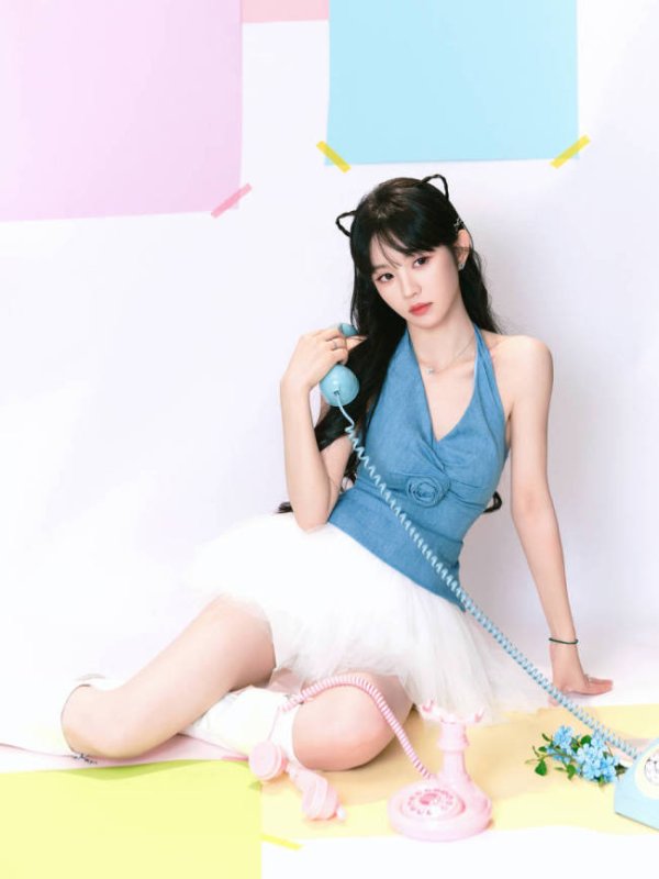 华锋优配网 田曦薇吊带配短裙清纯阳光 笑容甜美表情灵动俏皮