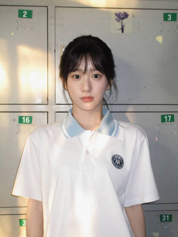 长宏网配资 包上恩校服造型清纯明媚 眼神忧郁化身青春女主角